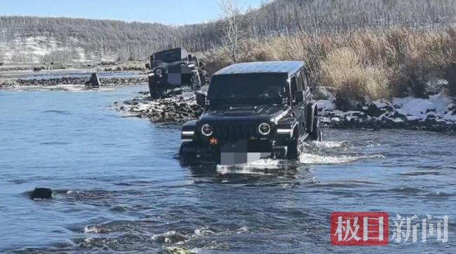 游客把车开进阿尔山不冻河打卡