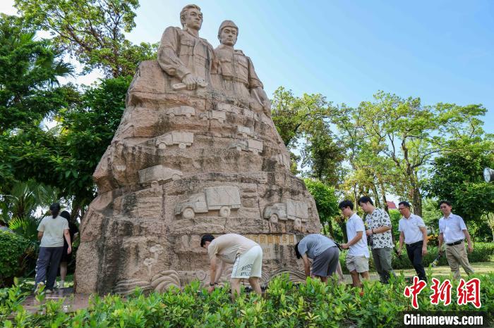 海外华裔大学生雕塑前追忆南侨机工 海外华裔大学生雕塑前追忆南侨机工