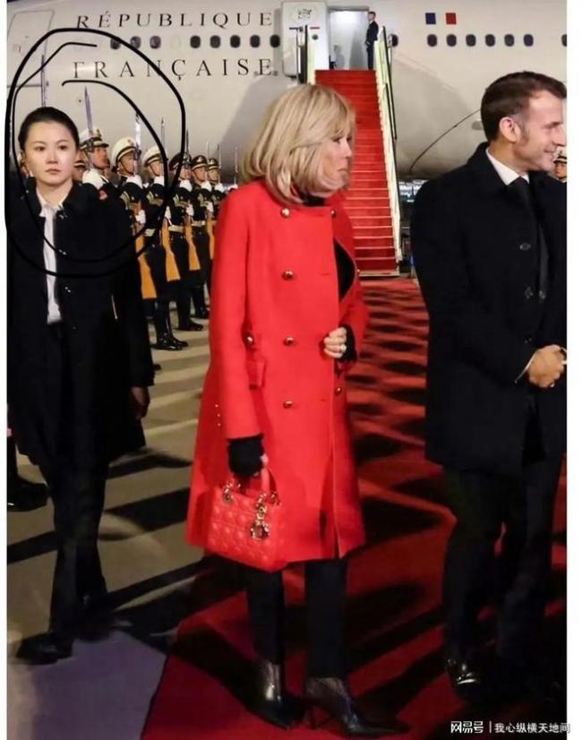 中国女保镖贴身保护法国第一夫人