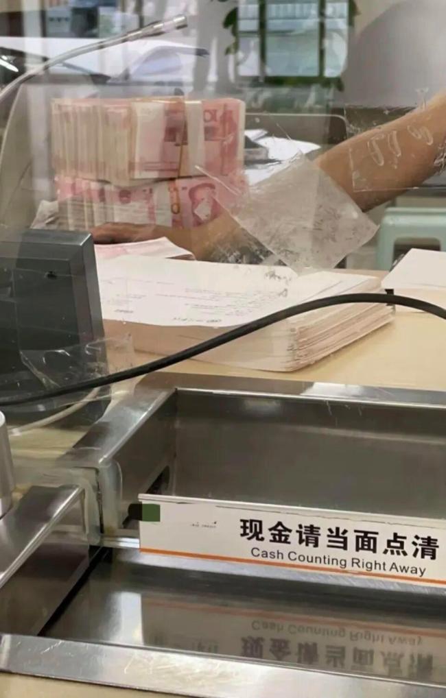 律师取现1万被盘问报警后续