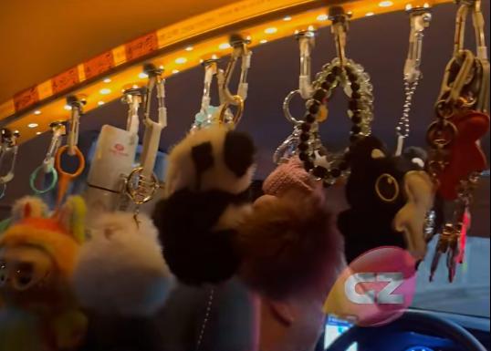 网约车司机卖毛绒公仔 热门款已断货