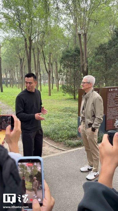 苹果 CEO 库克现身北京，同开发者散步聊天