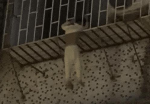 幼童头卡防盗窗三小伙救援