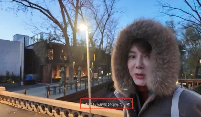 42岁车晓和朋友北京聚餐,78元一份腌菜嫌太贵,单身独居和母亲相依为命 都市人的孤独税
