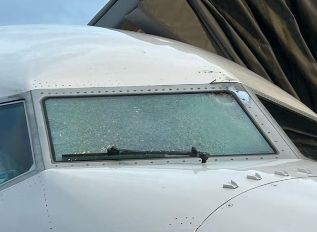 美联航客机巡航途中风挡破裂 或因撞上气象气球