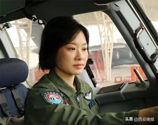 阅兵最帅女机长的丈夫也是飞行员 共护蓝天骄傲