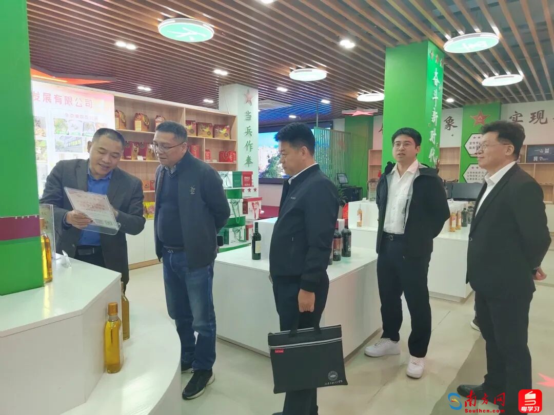 徐志鹏（左二）到龙岩农产品专卖店了解情况，寻找广龙两地合作点。
