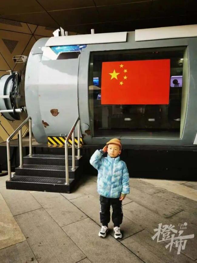 男孩从小到处旅游上小学不习惯