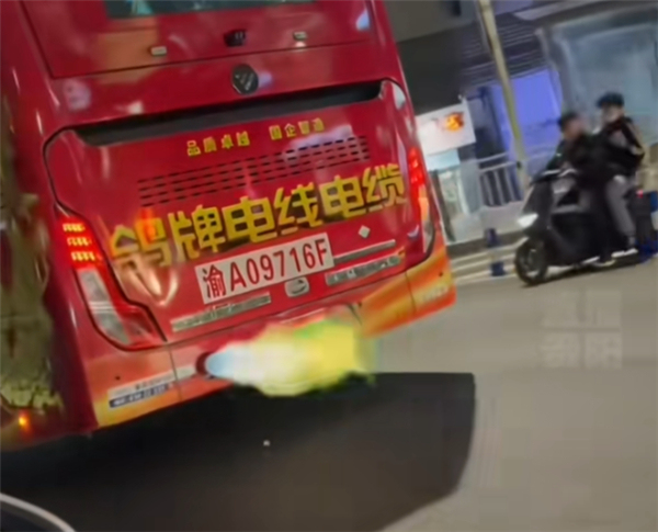 重庆街头现公交车“氮气加速”