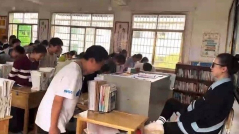 湖南有女教师扮霸总，要学生配合拍短片捱批。上游新闻