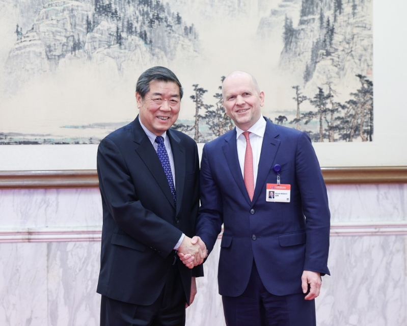 何立峰在北京会见万事达卡首席执行官兼董事会董事孟轲。新华社 何立峰在北京会见万事达卡首席执行官兼董事会董事孟轲。新华社