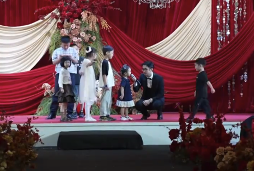 小孩姐在婚礼互动环节“智斗”司仪 与司仪对答如流