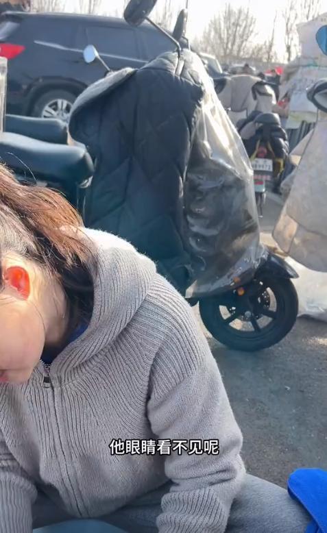 8岁儿子患脑瘤失明，重庆妈妈带男孩北京摆摊擦鞋抗癌 小平安的坚强与希望