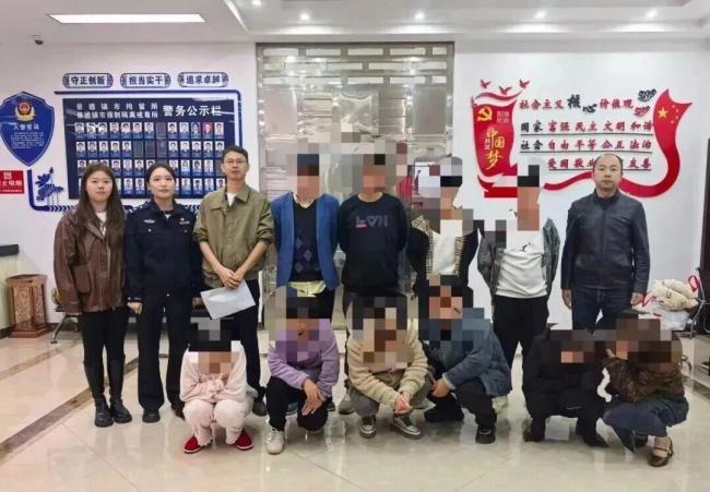 8人组织“坟头赌博” 警方现场抓获30人