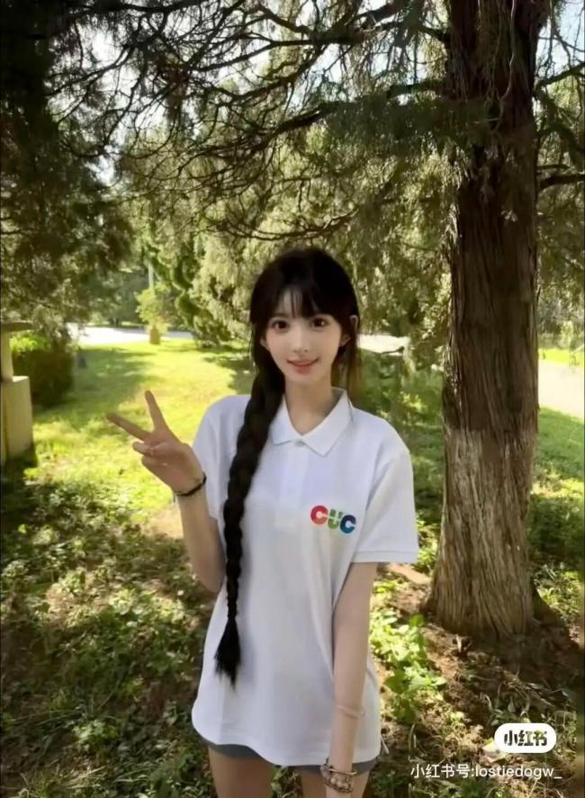 “艺考被擦妆5次”女生晒中传开学照 素颜争议后圆梦