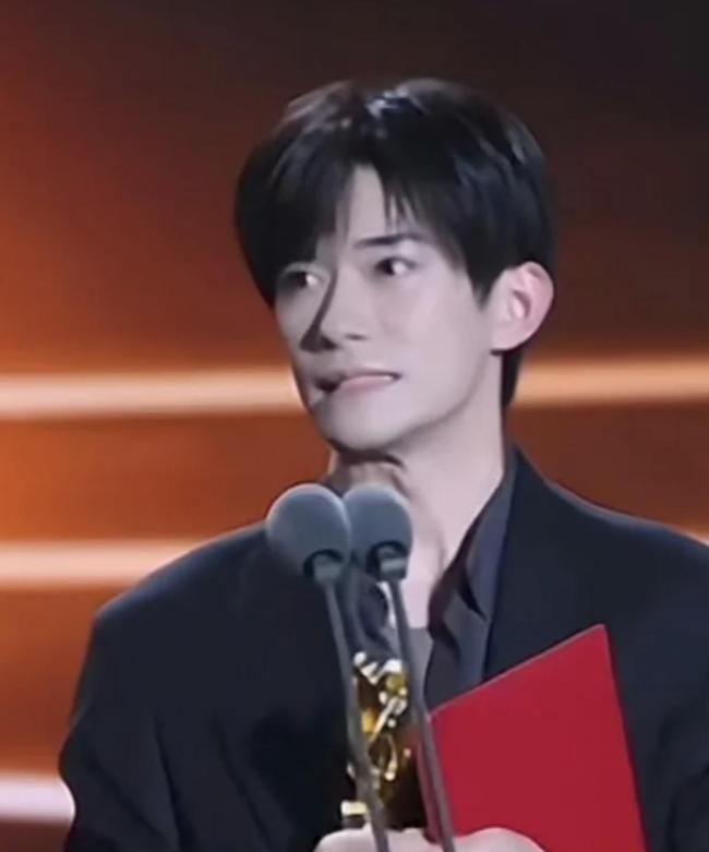 易烊千玺听到演唱会的表情