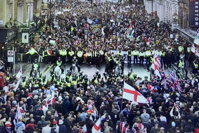 英国超10万人参加反移民游行