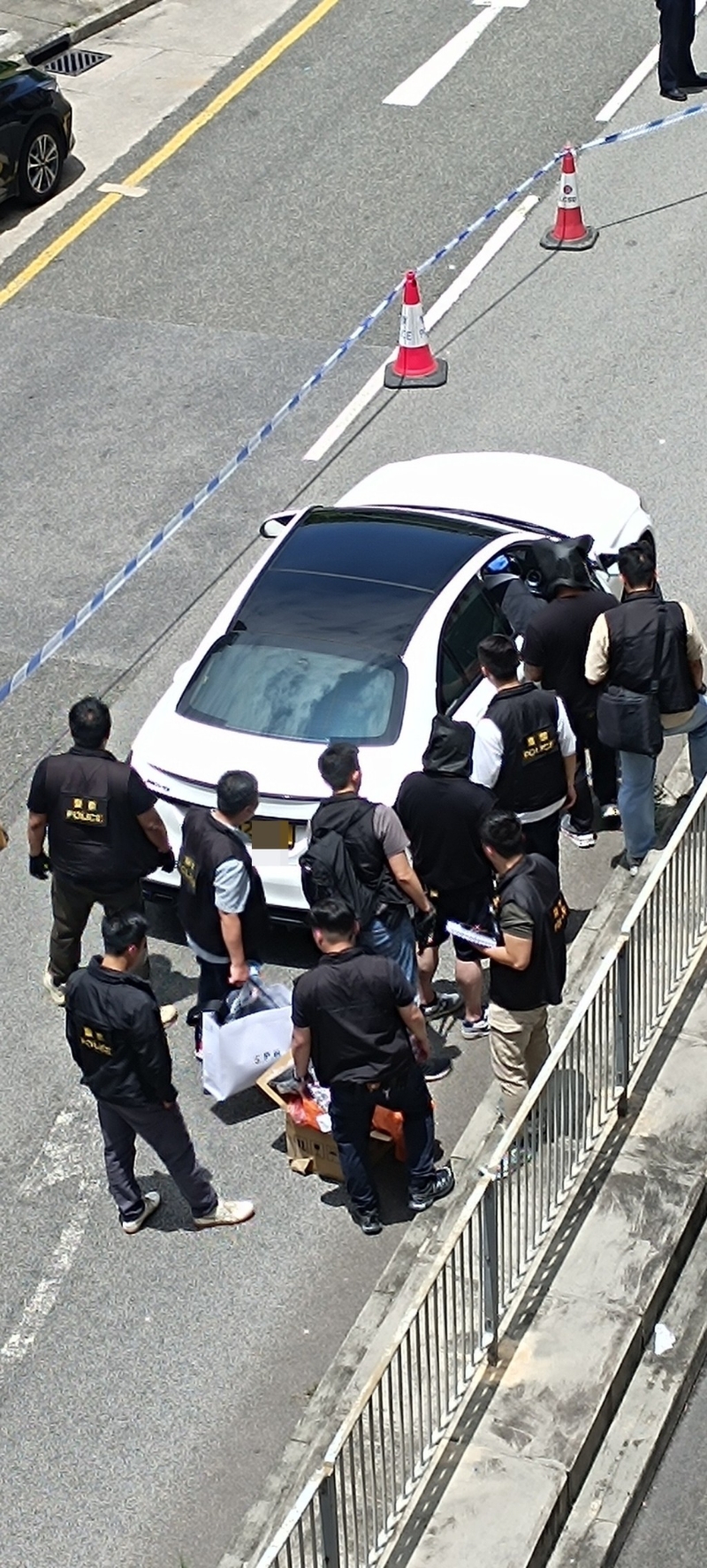 警方在场深入调查。 警方在场深入调查。