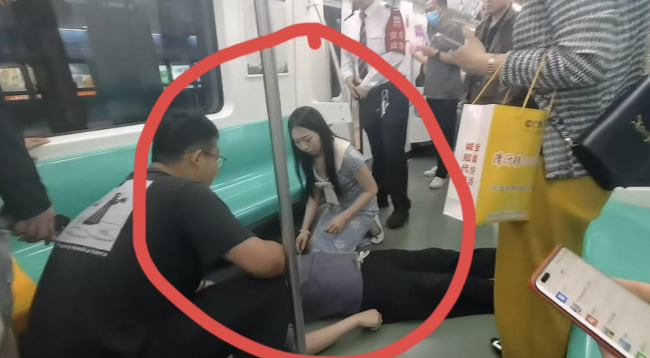 新婚护士在地铁上跪地救助乘客！