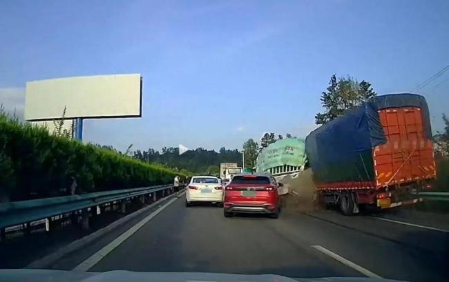 高速路一大货车追尾14辆车