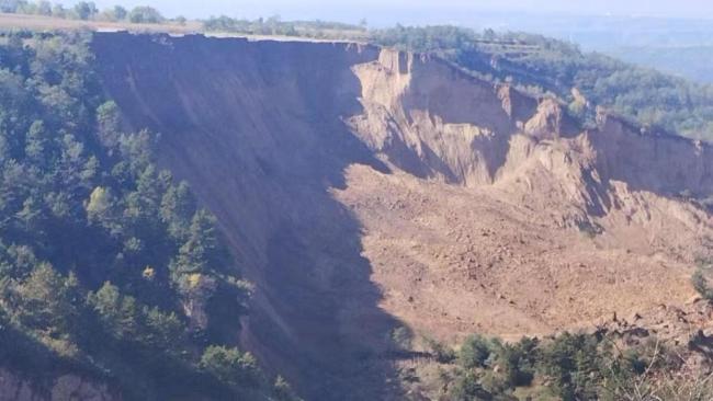 农妇失联前附近地表已有裂缝