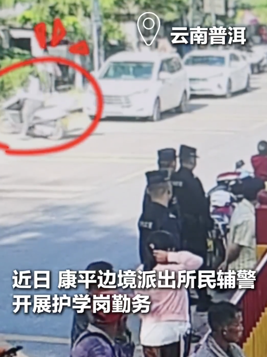 女子骑摩托车摔倒身上起火 警民合力扑救