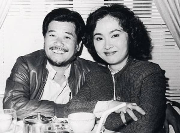 雪妮与唐佳结婚多年。 雪妮与唐佳结婚多年。