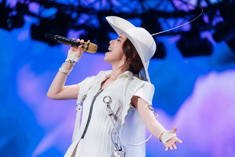日前格莱美奖（Grammy Award）公布女歌手演唱会累计票房，G.E.M.荣登第四位，超越BLACKPINK和麦当娜等女星。