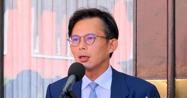 黄国昌批绿营政客“泼了粪”就跑