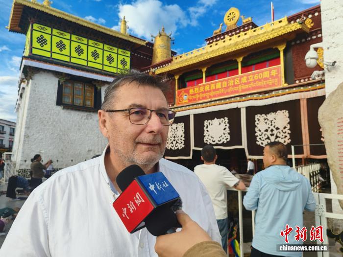 (辉煌60载 魅力新西藏)西藏“庆典时刻” 中外游客感受节日氛围 (辉煌60载 魅力新西藏)西藏“庆典时刻” 中外游客感受节日氛围