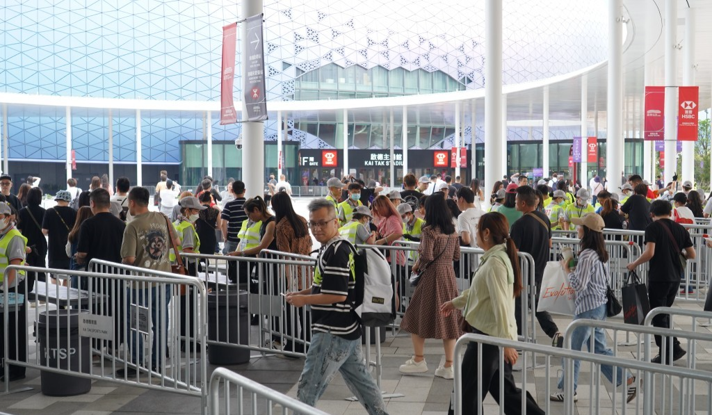 园区应主办方要求，于6时放人入内，较原先的5时半延迟半小时。 叶伟豪摄