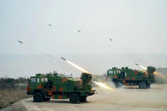 东部战区海军某部昼夜实弹射击