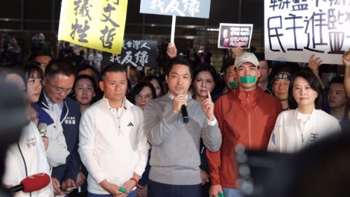 检调侦办罢免死亡连署案，国民党支持者17日晚间聚集在北检外，台北市长蒋万安（中）到场声援，并抛出个人支持倒阁。