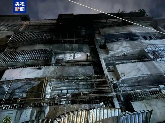 越南一公寓楼发生火灾致8人死亡