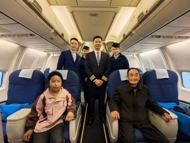 机长高空向烈士及其家人致敬