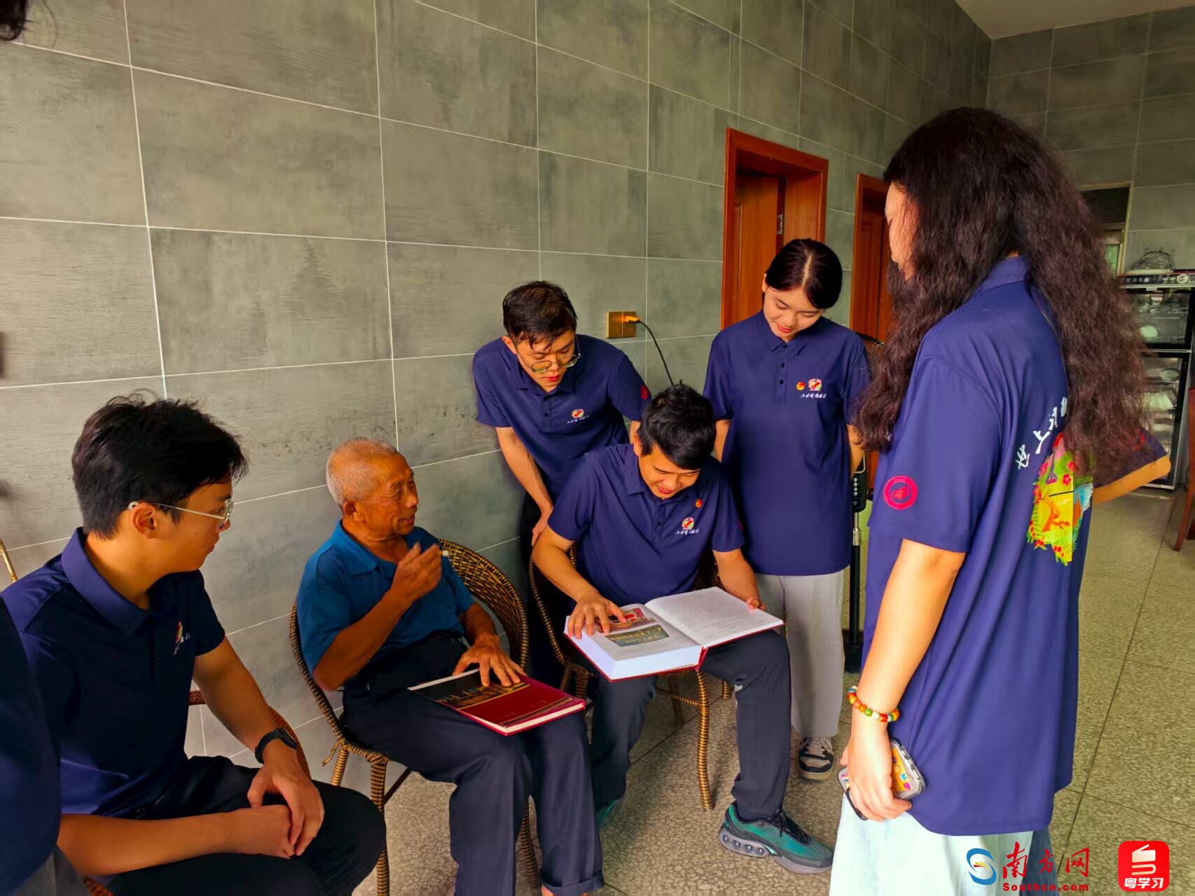 红色健康工坊实践队和当地农户交谈