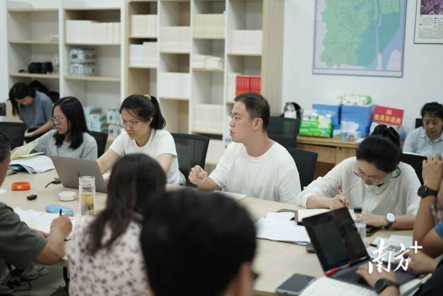 “夜总会”现场。 “夜总会”现场。