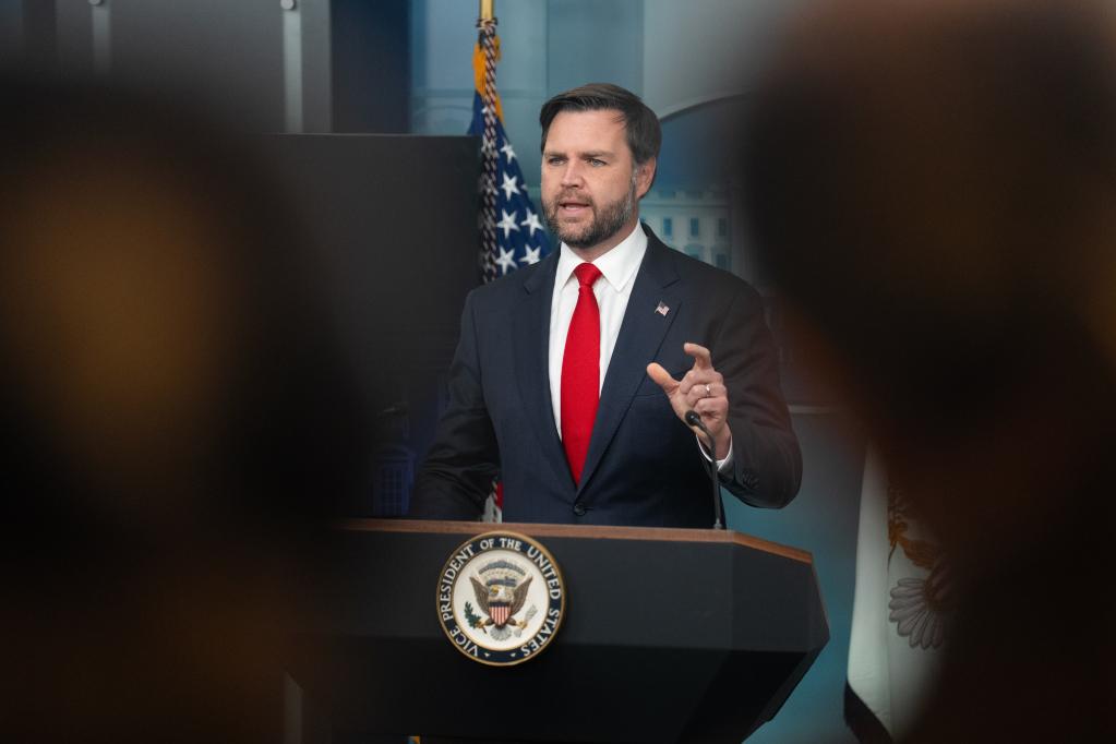 10月1日，在美国首都华盛顿白宫，美国副总统万斯回答记者提问。新华社记者胡友松摄