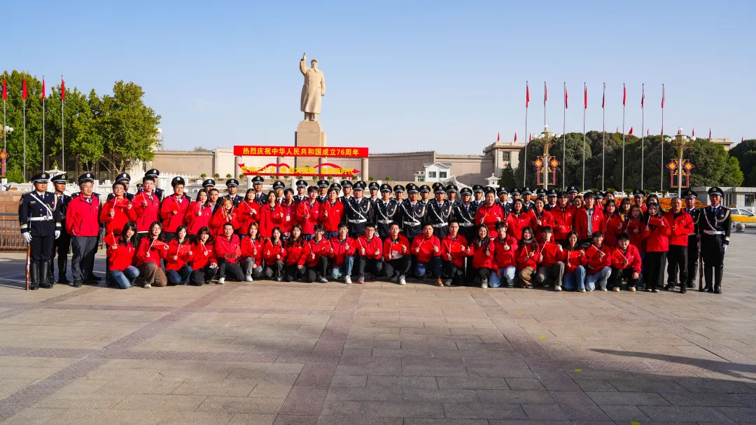 优秀港澳大学生考察团在喀什市人民广场与国旗护卫队合影。