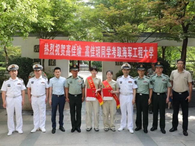 “复制粘贴”！双生姐妹花，考上同一军校同一专业