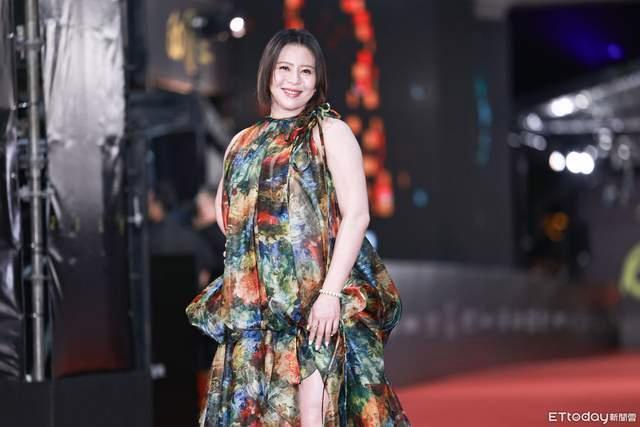 刘品言挺8个月孕肚走红毯