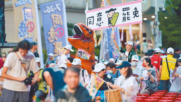 首波大罢免投票以罢免方失败收场。