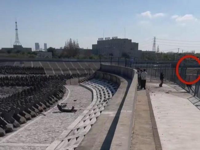 上海一车辆撞破护栏冲入长江