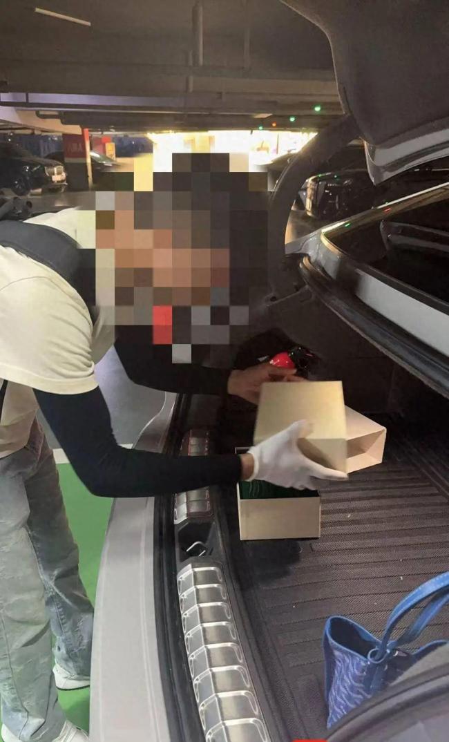 卖劳力士收32万 女子银行卡被冻结