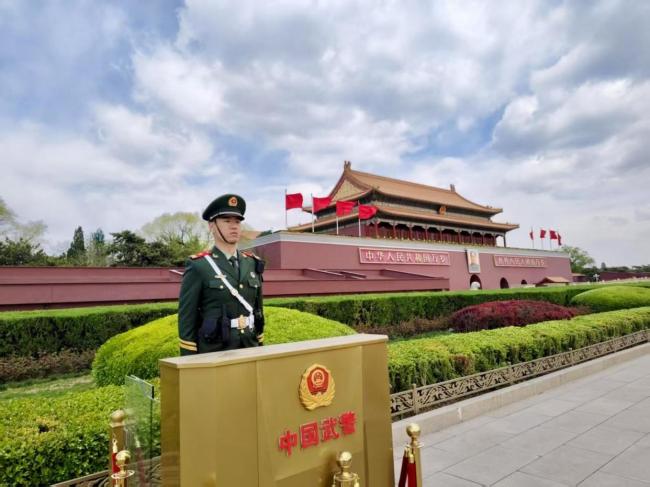 北京大风肆虐 天安门广场子弟兵用坚守诠释担当