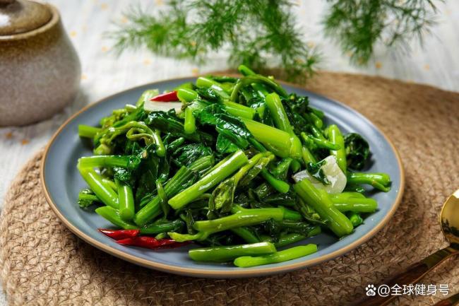 96年夫妻每天设计1000大卡减脂餐 科学掉秤七八斤