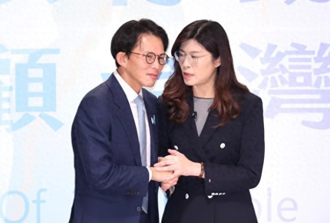 郑丽文黄国昌回应“蓝白合”进度