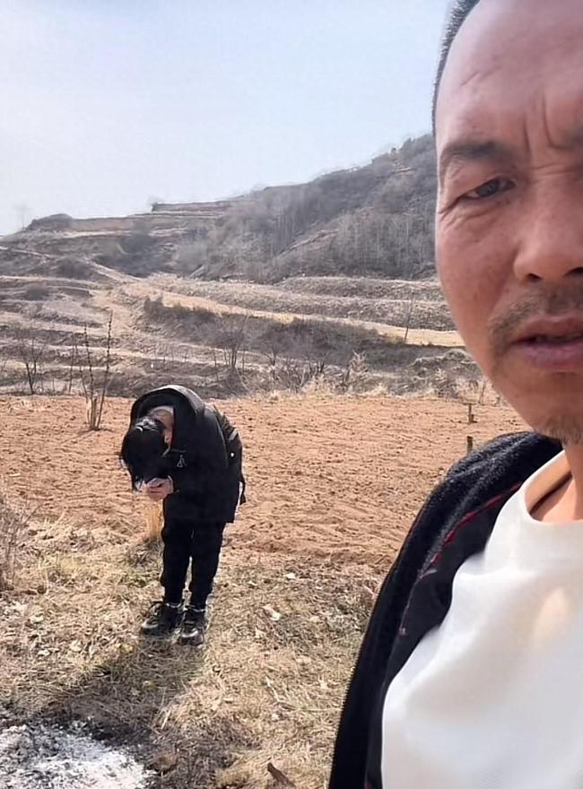 网红司机带新女友为亡妻扫墓:她想说说话