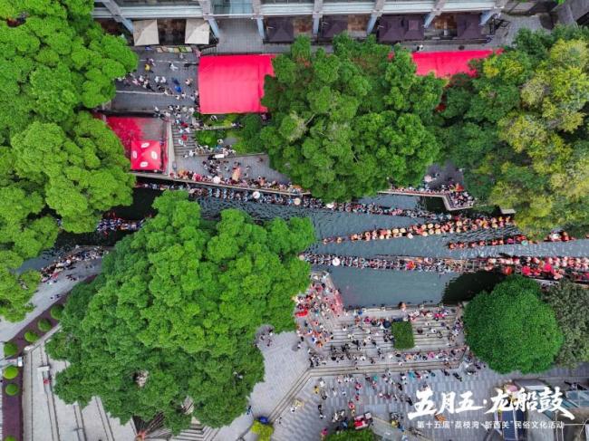 25艘龙船巡游广州荔湾湖