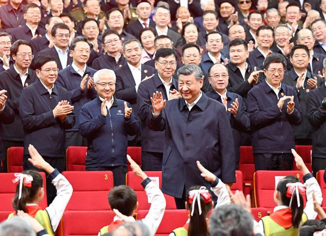 习近平观看庆祝新疆维吾尔自治区成立70周年文艺晚会《美丽新疆》